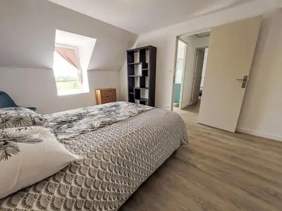Un ou plusieurs lits dans un hébergement de l'établissement Holiday Home La Trélennoise by Interhome