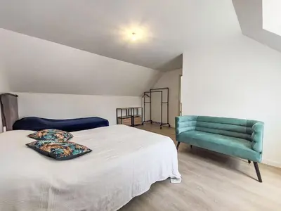 Un ou plusieurs lits dans un hébergement de l'établissement Holiday Home La Trélennoise by Interhome