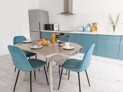 Cuisine ou kitchenette dans l'établissement Holiday Home La Trélennoise by Interhome