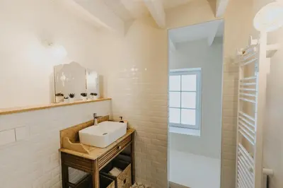 Salle de bains dans l'établissement Maison lumineuse moderne entièrement renovée