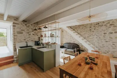 Cuisine ou kitchenette dans l'établissement Maison lumineuse moderne entièrement renovée