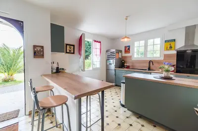 Cuisine ou kitchenette dans l'établissement Kersouri - grande maison proche plages