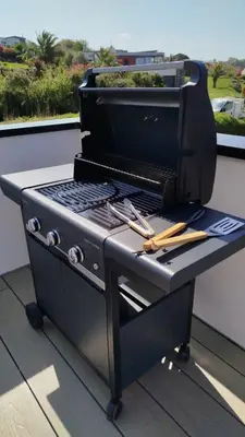 Barbecue disponible mis à disposition des clients de la villa