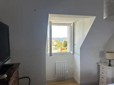 Télévision ou salle de divertissement dans l'établissement Maison spacieuse et lumineuse à seulement 1 minute de la mer
