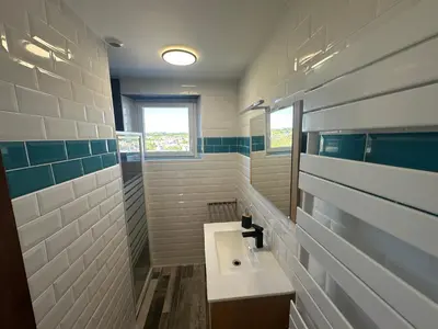 Salle de bains dans l'établissement Maison spacieuse Morgat Vue mer imprenable 5 chambres, terrasse XXL