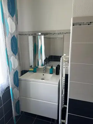 Salle de bains dans l'établissement Maison familiale à Morgat, jardin clos, à 2 minutes de la plage