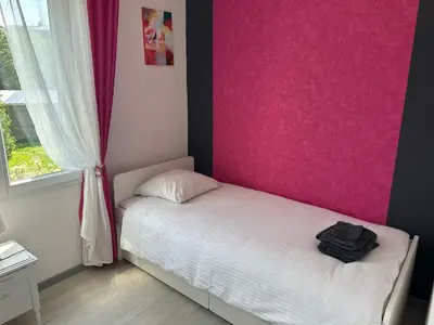 Un ou plusieurs lits dans un hébergement de l'établissement Maison familiale à Morgat, jardin clos, à 2 minutes de la plage