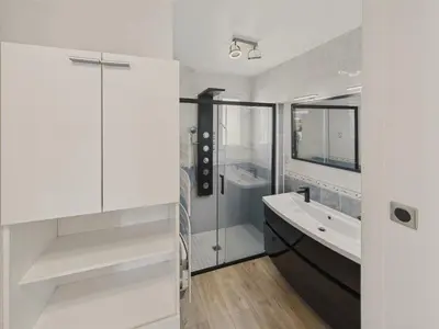 Salle de bains dans l'établissement Piscine, jacuzzi et grande terrasse pour 7