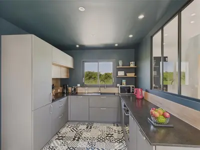 Cuisine ou kitchenette dans l'établissement Maison neuve à 600m de la plage pour 8