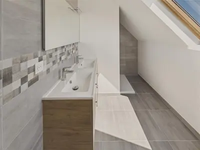 Salle de bains dans l'établissement Maison neuve à 600m de la plage pour 8