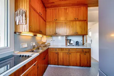 Cuisine ou kitchenette dans l'établissement Grande maison face à l'océan avec jardin pour 12