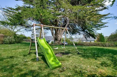 Aire de jeux pour enfants de l'établissement Grande maison face à l'océan avec jardin pour 12