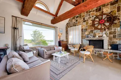 Coin salon dans l'établissement Grande maison face à l'océan avec jardin pour 12