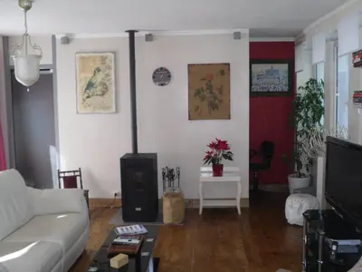 Télévision ou salle de divertissement dans l'établissement Appartement La Loob Gites de Daumesnil étage