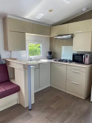 Cuisine ou kitchenette dans l'établissement Camping Le Bois D'Amour