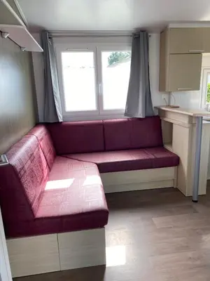 Cuisine ou kitchenette dans l'établissement Camping Le Bois D'Amour
