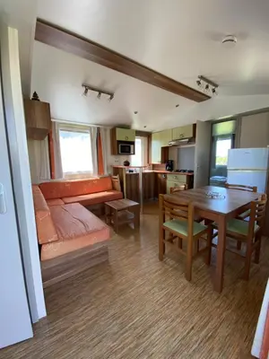 Coin salon dans l'établissement Camping Le Bois D'Amour