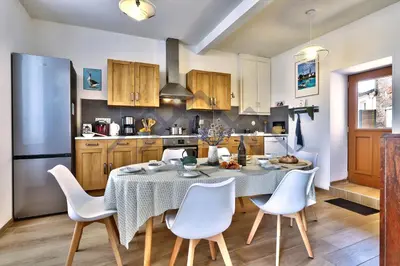 Cuisine ou kitchenette dans l'établissement LocaLise - M37 - Maison de vacances à deux pas du centre et des plages - wifi inclus - draps inclus - animaux bienvenus - extérieur clos - parking privatif