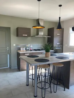 Cuisine ou kitchenette dans l'établissement Guilers vert