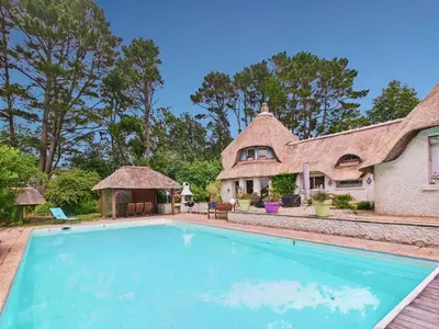 Piscine de l'établissement Piscine chauffée, Grand jardin, maison pour 8 ou située à proximité