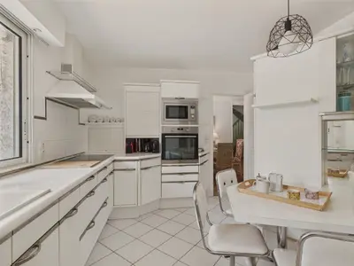 Cuisine ou kitchenette dans l'établissement Piscine chauffée, Grand jardin, maison pour 8