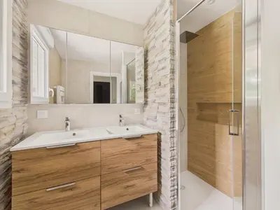 Salle de bains dans l'établissement Piscine chauffée, Grand jardin, maison pour 8