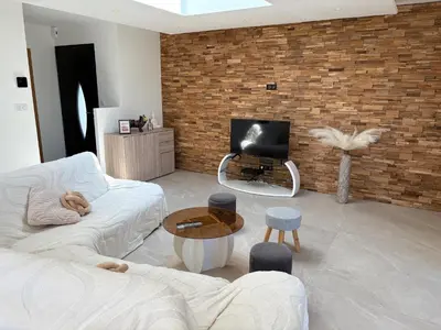 Télévision ou salle de divertissement dans l'établissement Maison neuve 4 chambres