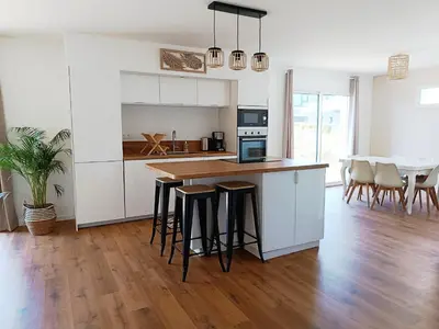 Cuisine ou kitchenette dans l'établissement Vilin Tréompan à 400 m de la plage