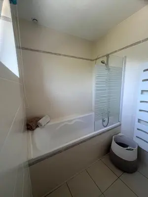 Salle de bains dans l'établissement Jolie maison, idéalement située