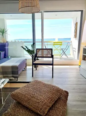 Un ou plusieurs lits dans un hébergement de l'établissement Splendide appartement face à la mer, parking, wifi