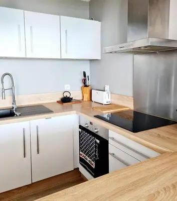 Cuisine ou kitchenette dans l'établissement Splendide appartement face à la mer, parking, wifi