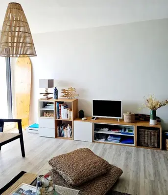 Télévision ou salle de divertissement dans l'établissement Splendide appartement face à la mer, parking, wifi