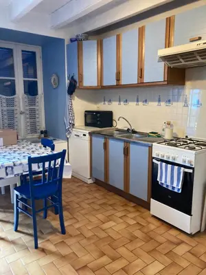 Cuisine ou kitchenette dans l'établissement Maison artistes bord de mer Rostellec