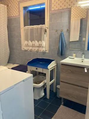 Salle de bains dans l'établissement Maison artistes bord de mer Rostellec