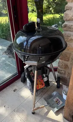 Barbecue disponible mis à disposition des clients de la villa