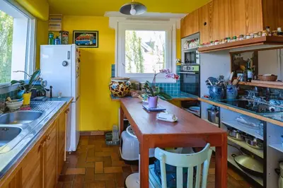 Cuisine ou kitchenette dans l'établissement Cozy village house