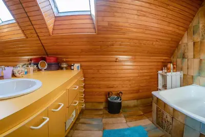 Salle de bains dans l'établissement Cozy village house