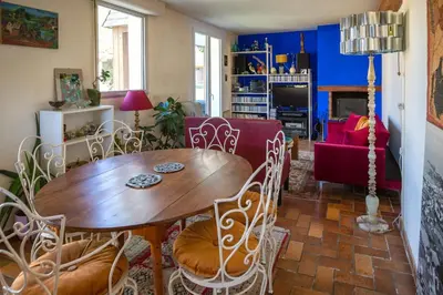 Cuisine ou kitchenette dans l'établissement Cozy village house