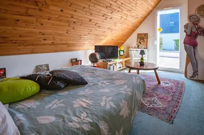 Télévision ou salle de divertissement dans l'établissement Cozy village house