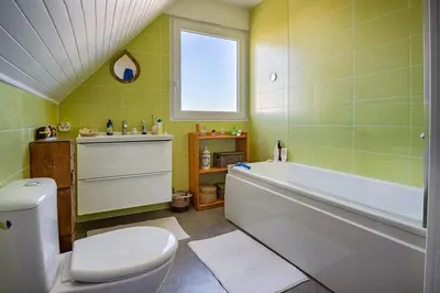 Salle de bains dans l'établissement Cozy village house