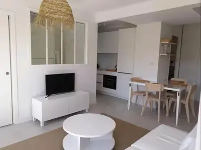 Cuisine ou kitchenette dans l'établissement Studio 150 m de la plage