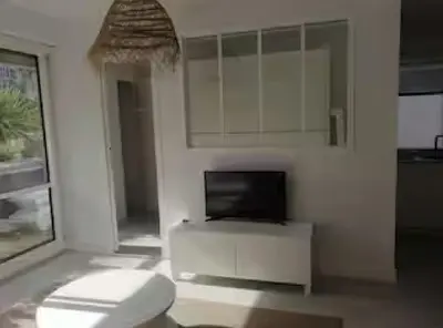 Télévision ou salle de divertissement dans l'établissement Studio 150 m de la plage