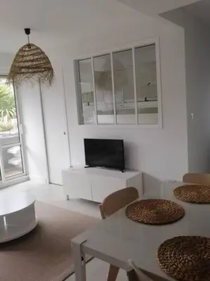 Télévision ou salle de divertissement dans l'établissement Studio 150 m de la plage