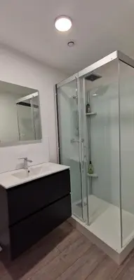 Salle de bains dans l'établissement T1 vue mer roscoff et île de Batz, 2 min à pied de la plage,