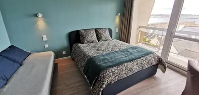 Un ou plusieurs lits dans un hébergement de l'établissement T1 vue mer roscoff et île de Batz, 2 min à pied de la plage,