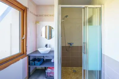 Salle de bains dans l'établissement La Villa des Vagues - vue mer proche de la plage