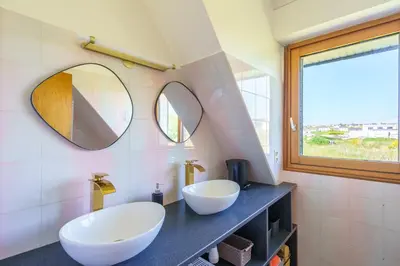 Salle de bains dans l'établissement La Villa des Vagues - vue mer proche de la plage