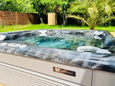 Piscine de l'établissement Villa Leonic - Piscine et Jacuzzi ou située à proximité
