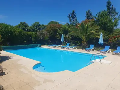 Piscine de l'établissement Moros ou située à proximité