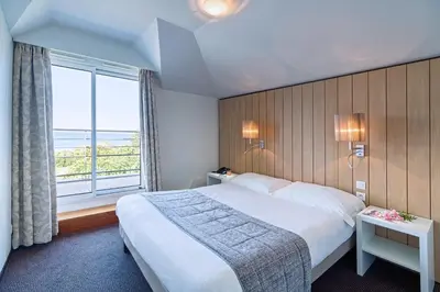 Un ou plusieurs lits dans un hébergement de l'établissement Thalasso Concarneau Spa Marin Resort